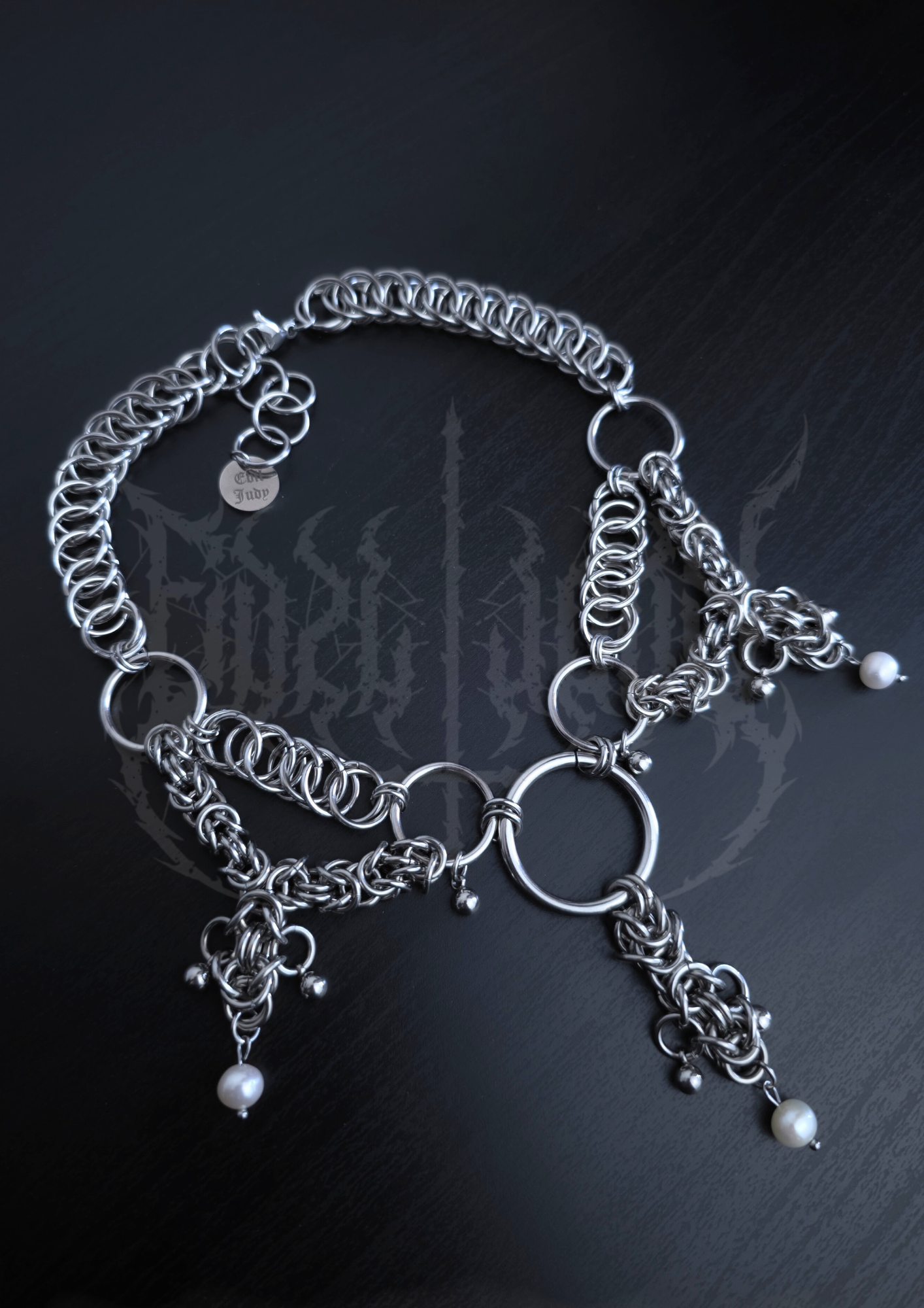 "CROWDKISSED" CHOKER